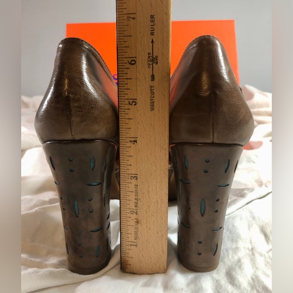 Miz Mooz brown Fargo Heels, size 8 - Picture 5 of 10